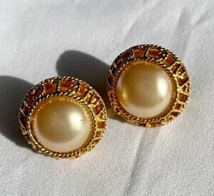 Chanel 94 Vintage Faux Pearl clip On Earrings
